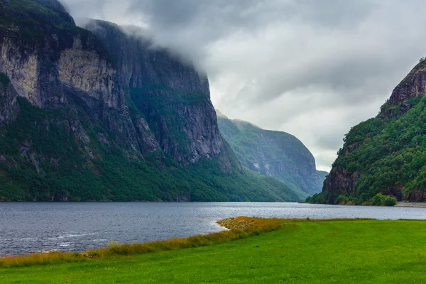 Zataženo deštivé hory a fjord v Norsku, — Stock fotografie