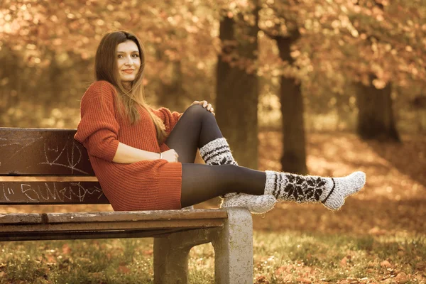 Frau entspannt sich auf Bank. — Stockfoto