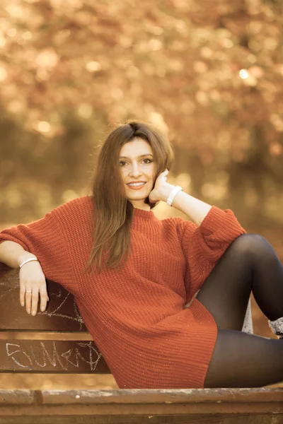 Belleza chica en otoño tiempo relajarse al aire libre . — Foto de Stock