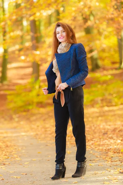 Modische junge Frau im Wald. — Stockfoto