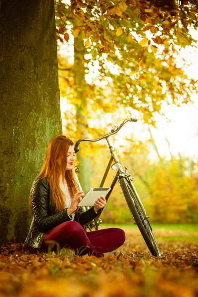Chica bajo el árbol con bicicleta . —  Fotos de Stock