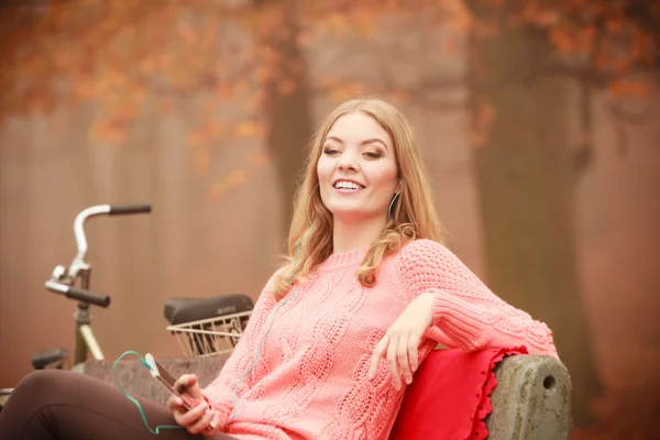 Sonriente chica escuchando música . — Foto de Stock