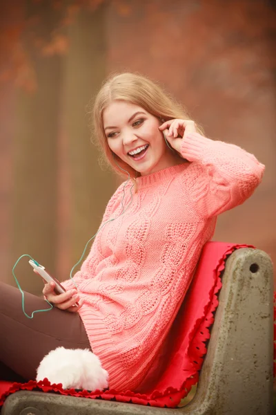 Jonge vrouw met mobiele telefoon. — Stockfoto