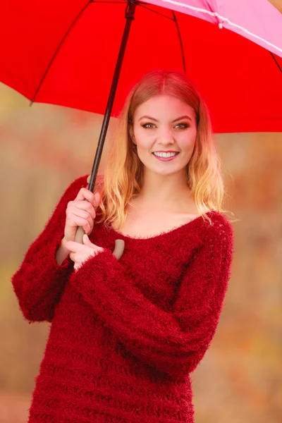 Modefrau mit Regenschirm entspannt im Herbstpark. — Stockfoto