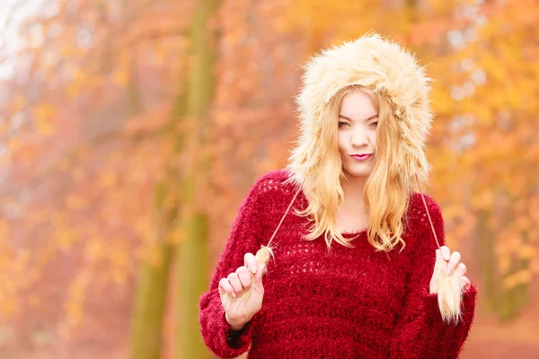 Retrato de mulher de moda bonita em chapéu de inverno de pele — Fotografia de Stock