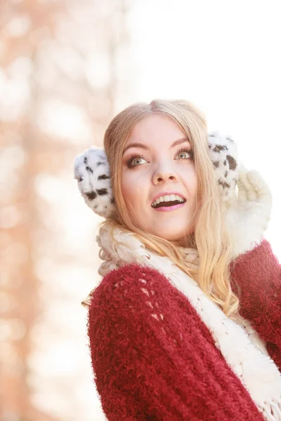 Porträtt av ganska vacker kvinna i hörselkåpor. — Stockfoto