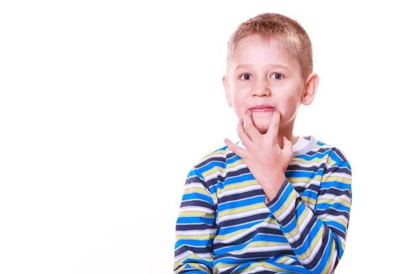 Kleine Jungen haben Spaß mit lustigen Gesten machen Gesichter. — Stockfoto