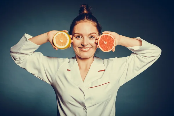 Gelukkig diëtist voedingsdeskundige met grapefruit. — Stockfoto