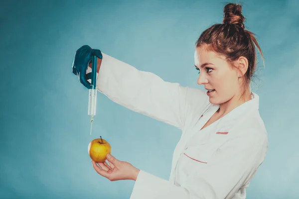 Científico médico inyectando manzana. Alimentos GM . — Foto de Stock