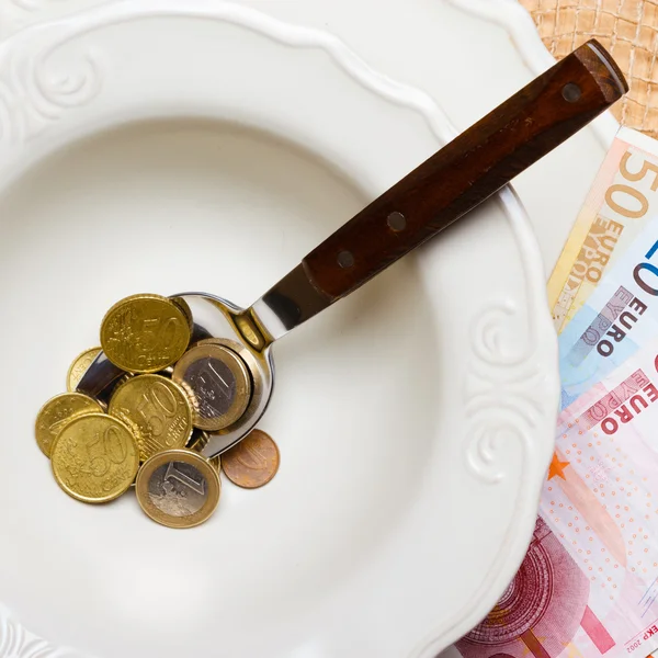 Euro dinheiro em mesa de cozinha, costa de vida — Fotografia de Stock