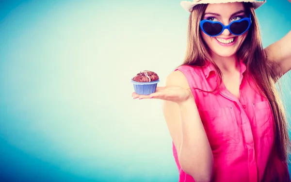 Souriant femme d'été tient gâteau dans la main — Photo