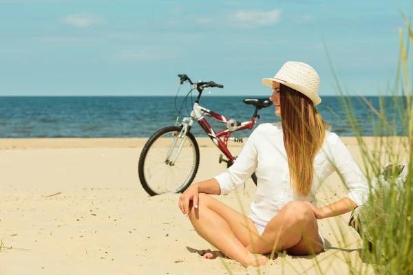 Schönheitstouristin mit Fahrrad am Strand. — Stockfoto