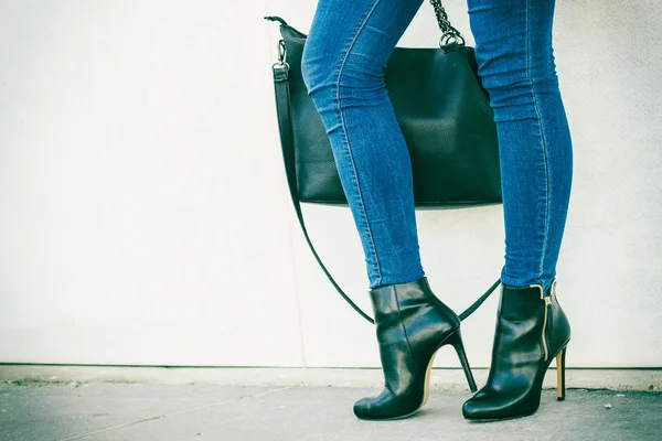 Pernas de mulher em sapatos de salto bolsa na mão — Fotografia de Stock