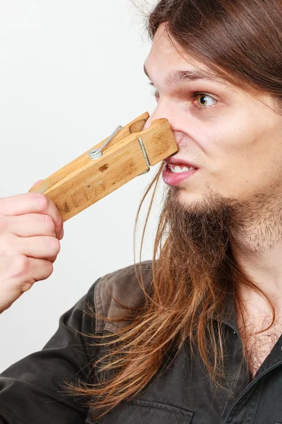 Homme avec une pince à linge sur le nez — Photo