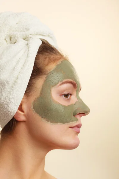 Cara de mulher com máscara de barro verde — Fotografia de Stock