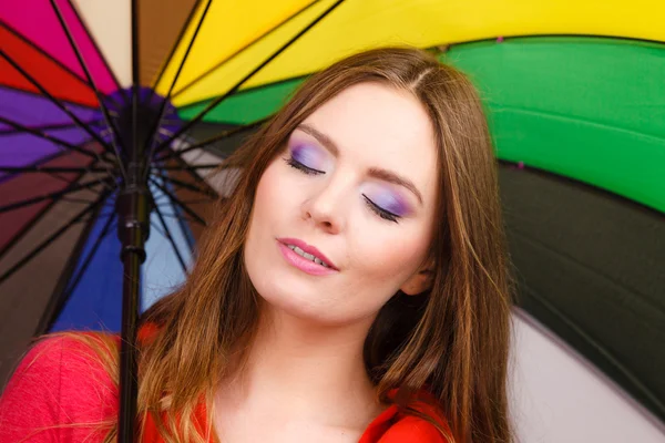 Vrouw stond onder veelkleurige paraplu — Stockfoto