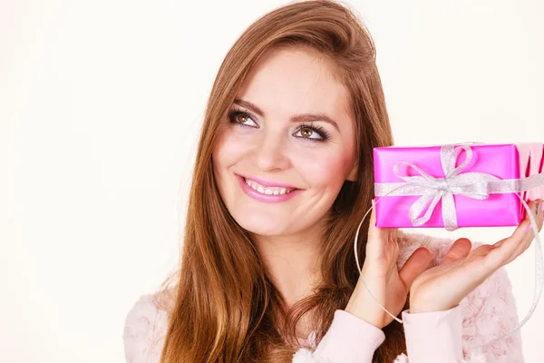 Preciosa mujer con rosa rosa caja regalo — Foto de Stock