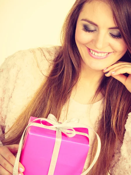 可爱的女人，与粉红色的玫瑰包装盒礼品 — 图库照片