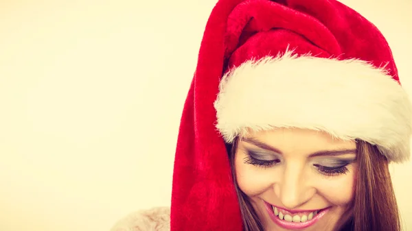 無料サンタ クロースの帽子と幸せな笑いの女性 — ストック写真