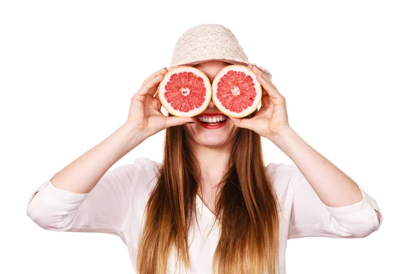 Dziewczyna, obejmujących oczy z dwóch połówek grejpfruta owoców cytrusowych — Zdjęcie stockowe