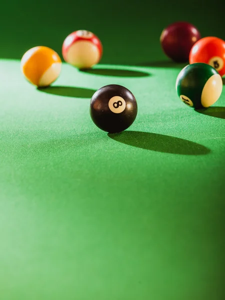 Snookerball auf Billardtisch — Stockfoto