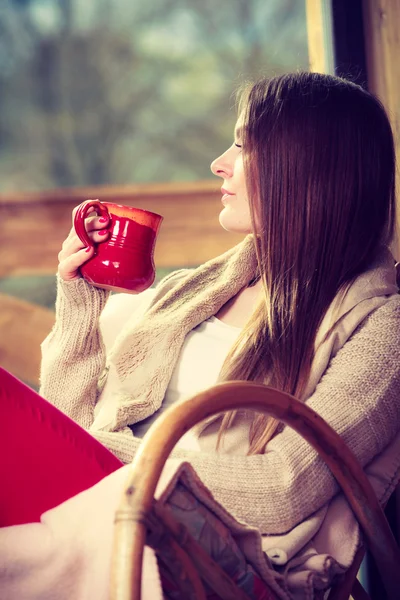 Femme assise sur une chaise relaxante à la maison — Photo