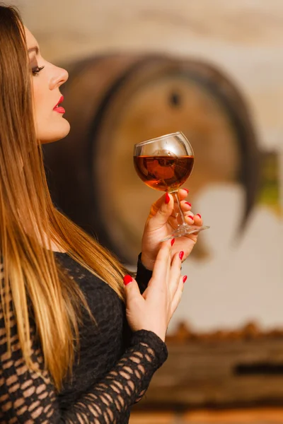 田舎家インテリアでワインの試飲の女性 — ストック写真