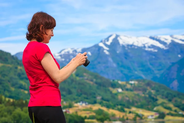 Tourist taking photo at norwegian fjord — Stock Photo, Image