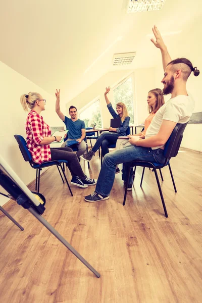 Groupe de personnes étudiants travaillant ensemble — Photo