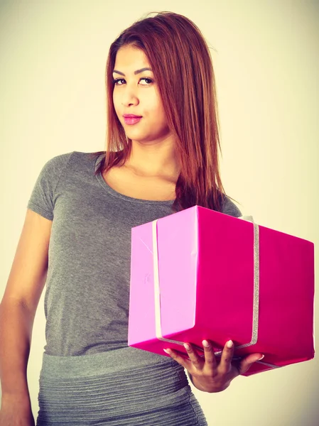 Schöne Frau mit rosa Geschenk. — Stockfoto