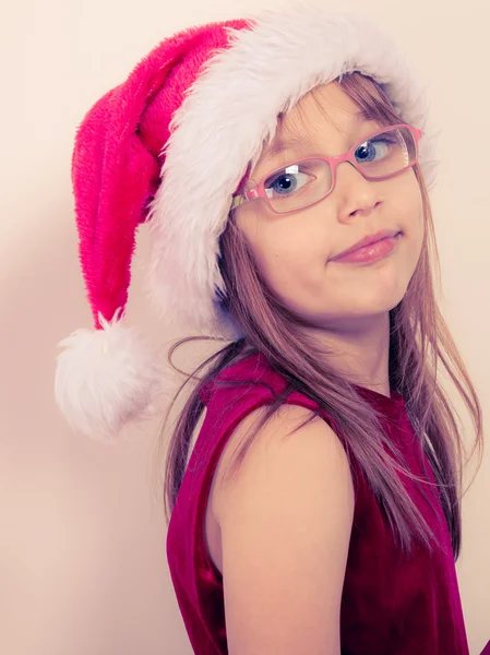 Lilla flickan ser ut som santa elf. — Stockfoto