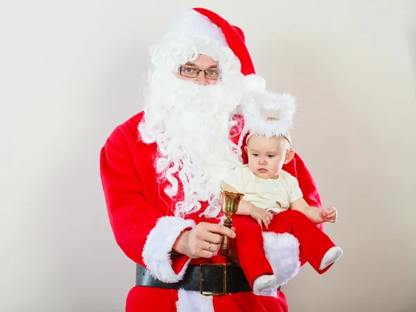 Санта-Клаус с маленьким ребенком . — стоковое фото