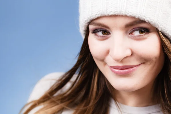 Mujer con retrato gorra de lana de invierno —  Fotos de Stock