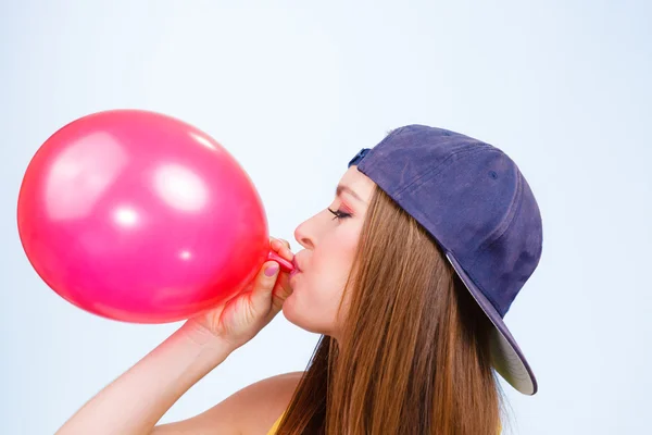 Adolescente menina soprando balão vermelho . — Fotografia de Stock