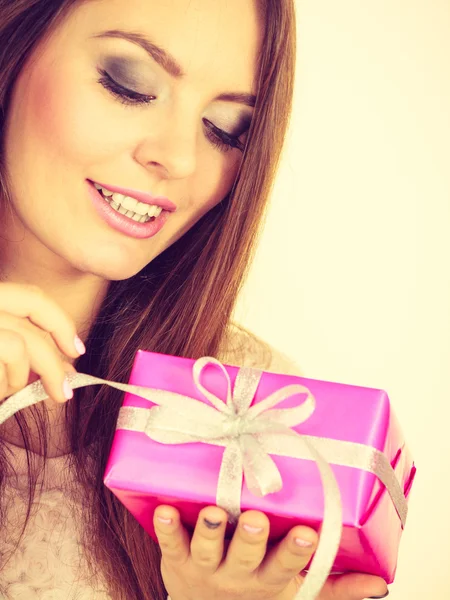 Preciosa mujer con rosa rosa caja regalo — Foto de Stock