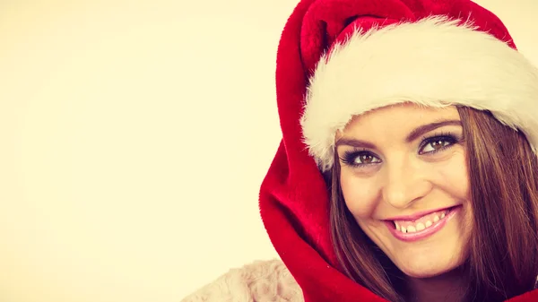 無料サンタ クロースの帽子と幸せな笑いの女性 — ストック写真
