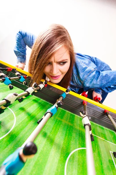 Mujer jugando fútbol de mesa juego —  Fotos de Stock