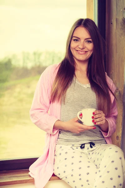 Krásná žena pít ranní kávu. — Stock fotografie