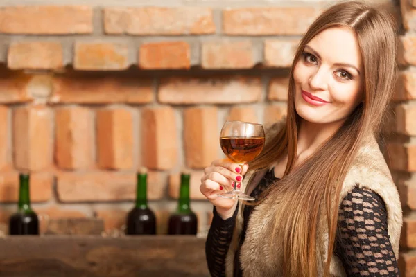 Frau verkostet Wein in ländlichen Hütte Innenraum — Stockfoto