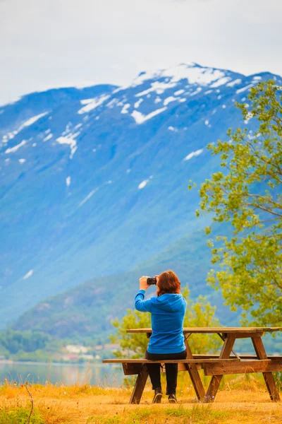 Turista tomando fotos en noruego fiordo —  Fotos de Stock