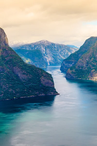 Uitzicht over de fjorden op Stegastein standpunt in Noorwegen — Stockfoto