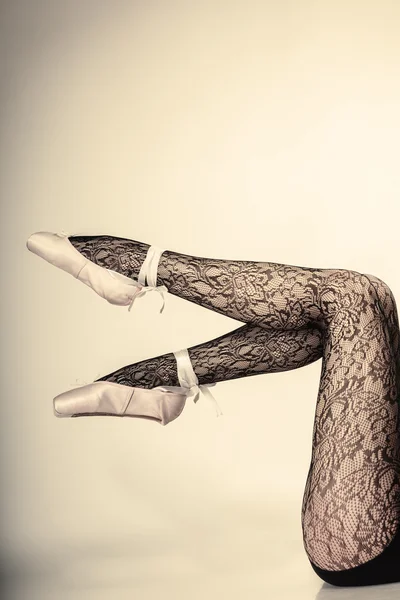 Γυναικεία πόδια χορεύτρια σε παπούτσια μπαλέτου — Φωτογραφία Αρχείου