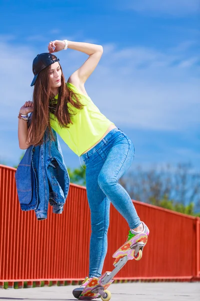 Tiener meisje skater paardrijden skateboard op straat. — Stockfoto