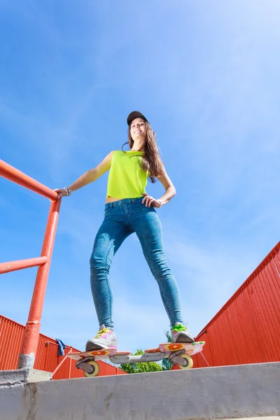 Tonåring flicka åkare ridning skateboard på gatan. — Stockfoto