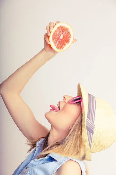 Zomer meisje drinken grapefruit drinken — Stockfoto