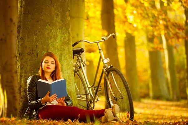 Signora che legge sotto l'albero . — Foto Stock