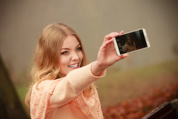 Jovem loira tirando uma selfie . — Fotografia de Stock