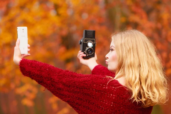 Mujer con cámara y teléfono inteligente tomar foto selfie —  Fotos de Stock