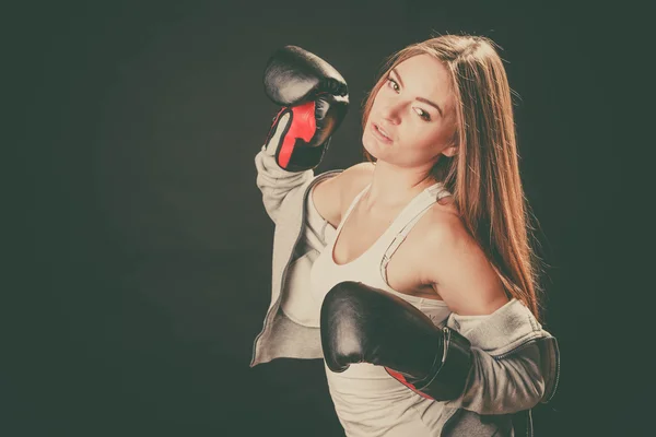 Donna con i guanti da boxe indossare abbigliamento sportivo . — Foto Stock