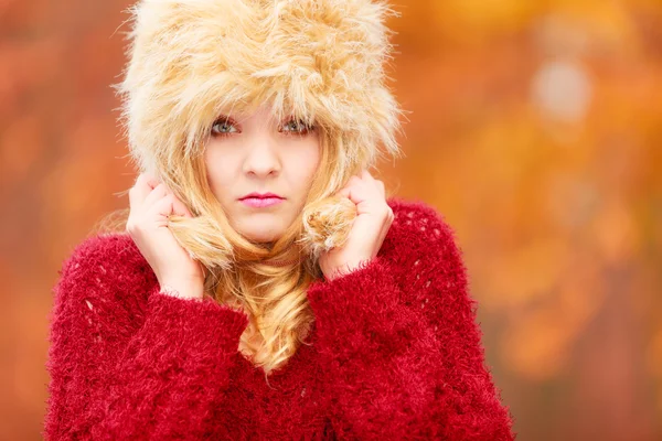 Porträtt av vackra mode kvinna i päls vinter mössa — Stockfoto
